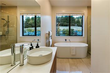 Te Moana | Lake Views | Sleeps 7 - Wanaka