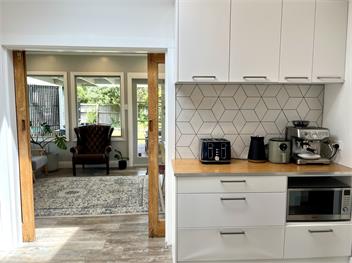 Sunny home with self-contained cabin - Napier