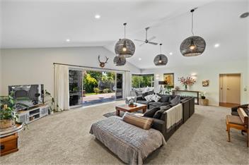 NEW large Richmond semi rural spacious quiet home with outdoor spa. -