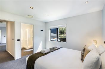 Riverside Retreat - spa pool, table tennis, riverside! - 