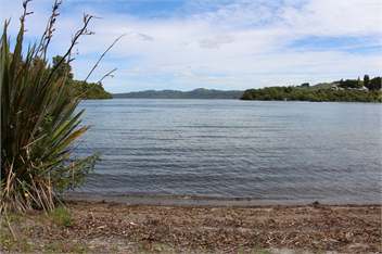 Bach 575 - Lakeside with Boatshed - Bay of Plenty