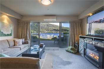 Alpine Village Lakefront Apartment - Queenstown