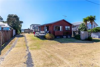 A STAY IN PARADISE ON PIPI ROAD - WHANGAMATA
