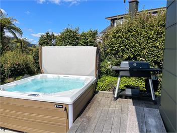 Idyllic lake edge property with own jetty - Rotorua