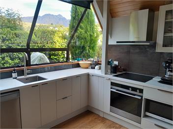 Spacious Sunny Retreat - Queenstown