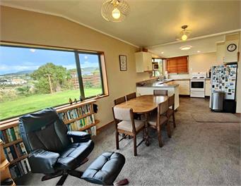 Cosy crib - amazing views, family fun, right by surf beach - Kaka Point