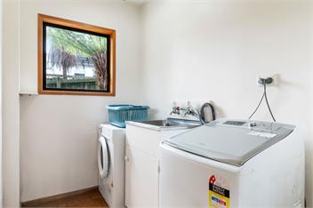 Waiake Family Retreat (Bachcare) - Auckland