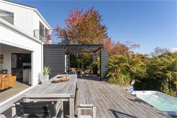 Bayview - Relax in the Hot Tub or Cross the Street to the Lake! - Taupo