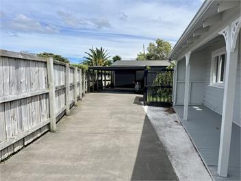 Sunny home with self-contained cabin - Napier