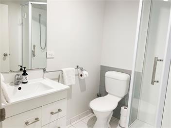 3-Bed Queenstown Apt with Balcony, Close to Town - Queenstown