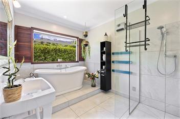 NEW large Richmond semi rural spacious quiet home with outdoor spa. -