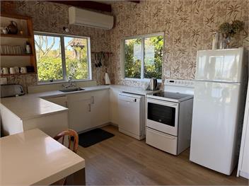 Rose's Kaiteriteri Bach - 