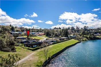 Riverside Retreat - spa pool, table tennis, riverside! - 