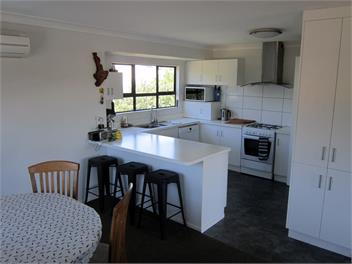 Omanu Beach Family Home -