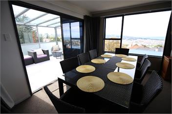 Stunning Ocean Horizon Views with Conservatory & Spa - Dunedin