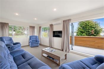 Adventure Sika - Relax on the deck with views - Taupo