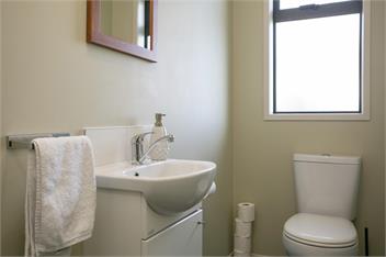 Spacious Lakefront Escape - Taupo
