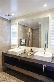 Matarangi Beach Retreat - 5 bdrms, walk to beach, outdoor bath & shower! - Matarangi