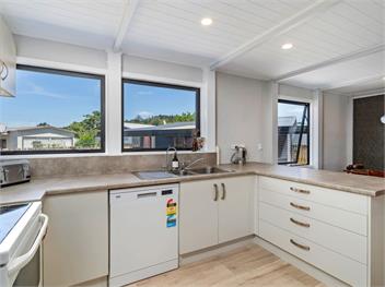Spacious Family Getaway (Bachcare) - Whangamata
