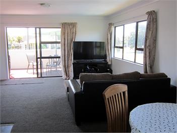 Omanu Beach Family Home -