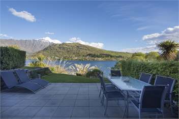 Alpine Village Lakefront Apartment - Queenstown