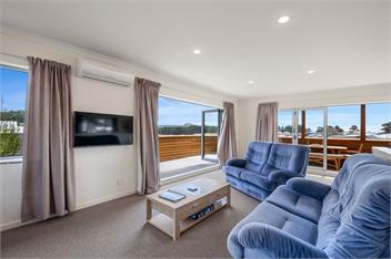 Adventure Sika - Relax on the deck with views - Taupo