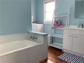 Large Sunny Home Close to It All - Relax & Explore - Nelson