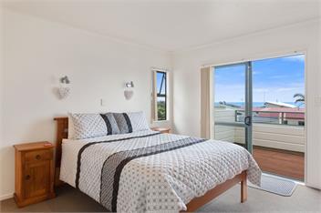 White Island Views (Bachcare) - Ohope Beach