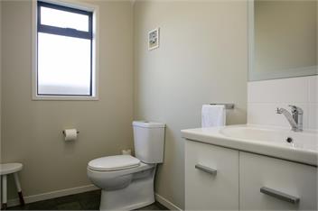 Spacious Lakefront Escape - Taupo