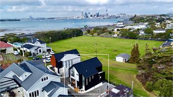 Scenic City Views Close to Auckland CBD - Auckland