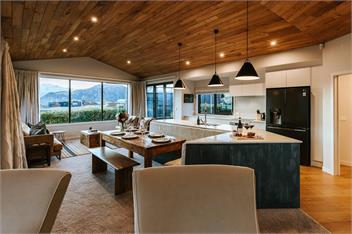 Te Moana | Lake Views | Sleeps 7 - Wanaka