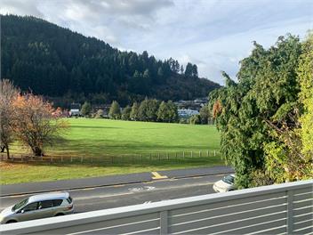 3-Bed Queenstown Apt with Balcony, Close to Town - Queenstown