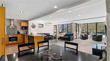 Panoramic Peaks: 3BR Home with Lake Vistas - Queenstown