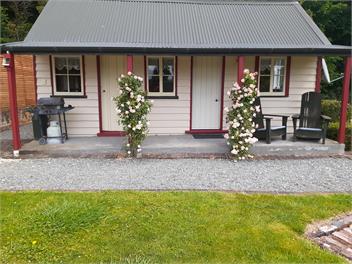 Ica Station Whare (at Whareama) - Masterton