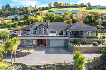 Tauhara Sunrise - Spa pool with Mountain & Lake views! - 