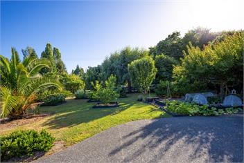 NEW large Richmond semi rural spacious quiet home with outdoor spa. -