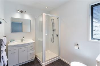 Riverside Retreat - spa pool, table tennis, riverside! - 