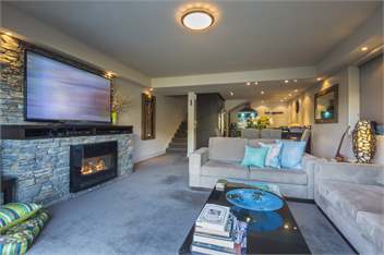Alpine Village Lakefront Apartment - Queenstown