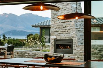 Three Peaks House | Sleeps 10 | Lake Views | Outdoor Fire - Wanaka