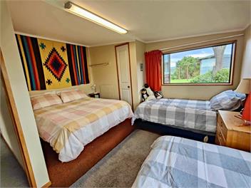 Cosy crib - amazing views, family fun, right by surf beach - Kaka Point
