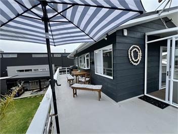 70's Iconic Bach - Whitianga