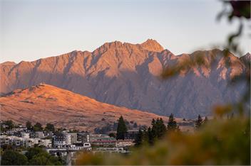 Central Home | Lake Views | 3 Bedrooms | Free WIFI - Queenstown