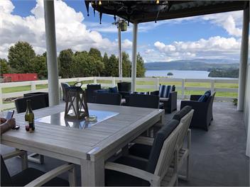 LAKE FRONT HOLIDAY HOME. - Rotorua