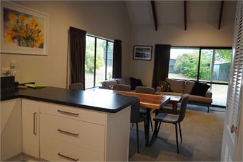 House handy to lake and township - Wanaka