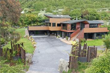 Lake Tarawera Lake Edge Retreat- JETTY - Rotorua.