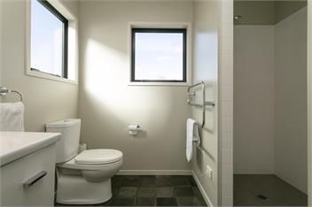 Spacious Lakefront Escape - Taupo