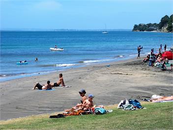 Gem by the Sea 2 Min Walk to Beach & Cafes - Auckland