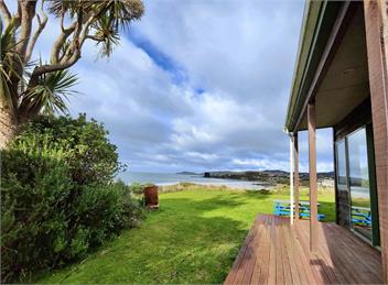Cosy crib - amazing views, family fun, right by surf beach - Kaka Point