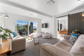 Bayview - Relax in the Hot Tub or Cross the Street to the Lake! - Taupo