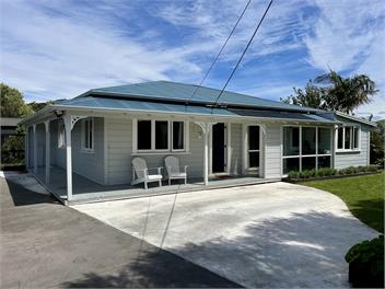 Sunny home with self-contained cabin - Napier